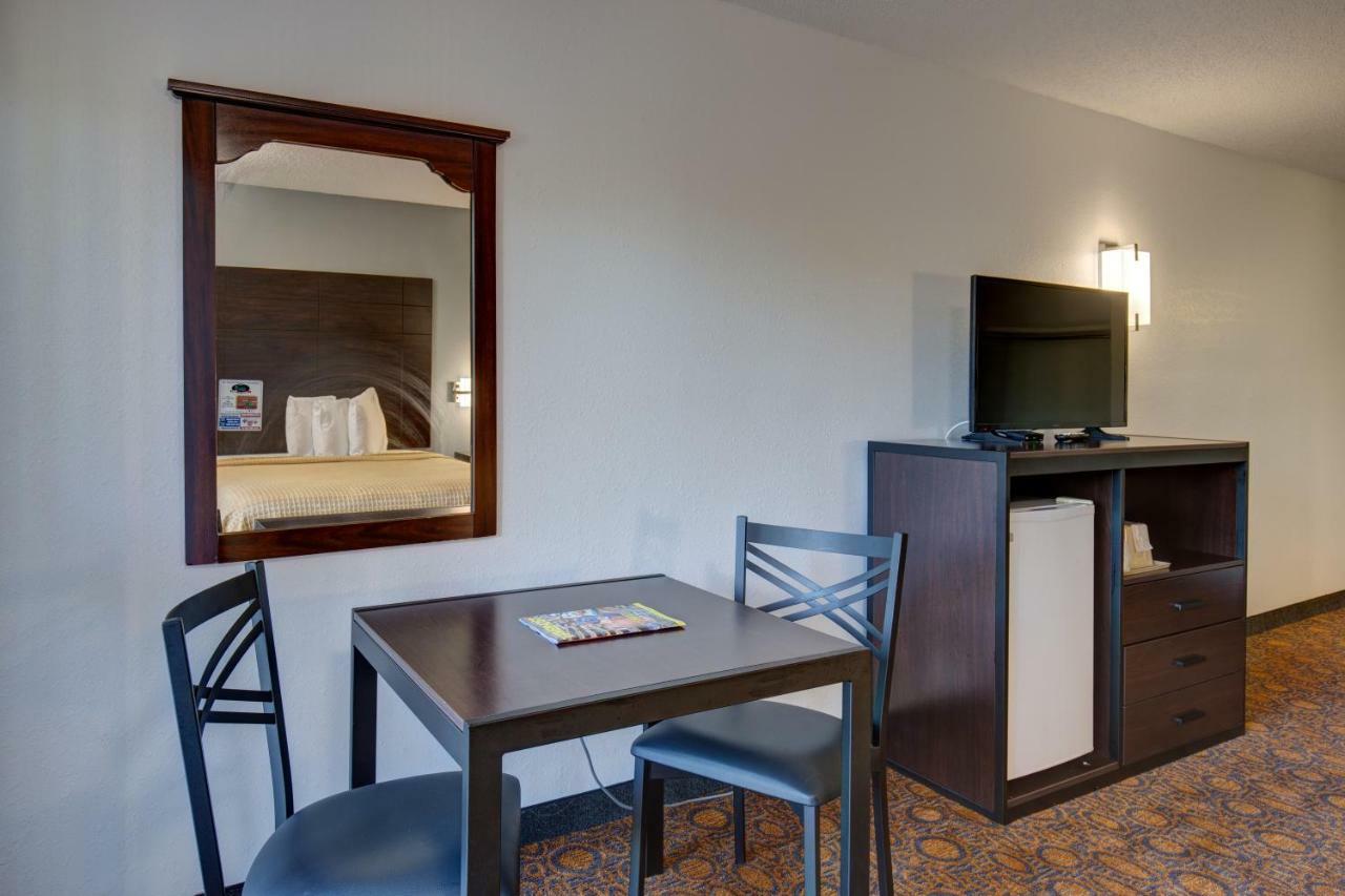 Howard Johnson By Wyndham Branson Theatre District Extérieur photo